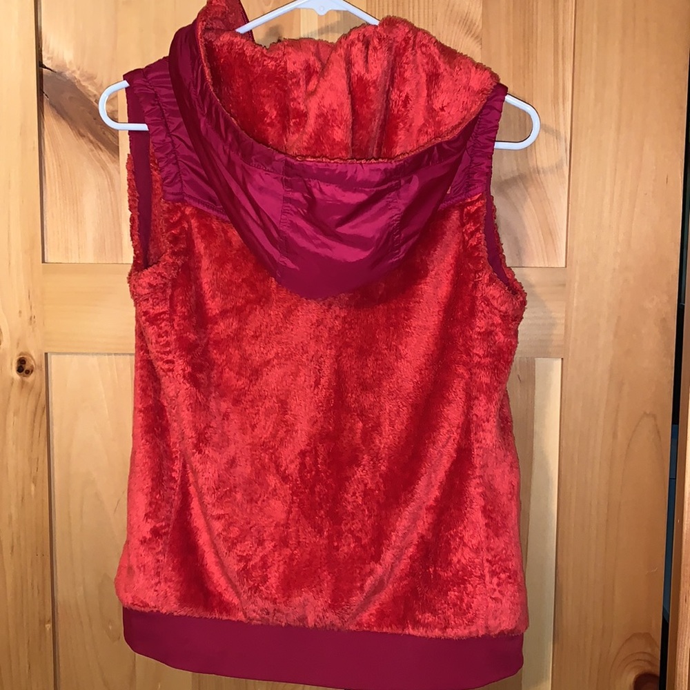 Like new! The North Face Fuzzy Vest - Picture 5 of 10